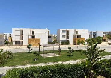 شالية رائع 4 غرف للبيع بقرية سي شيل الساحل الشمالي